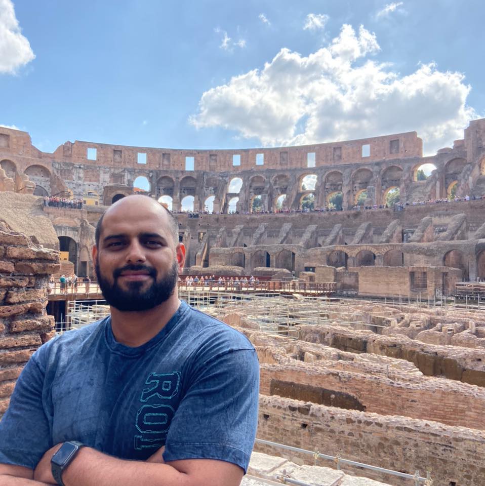 Carlos Henrique falando em um evento
